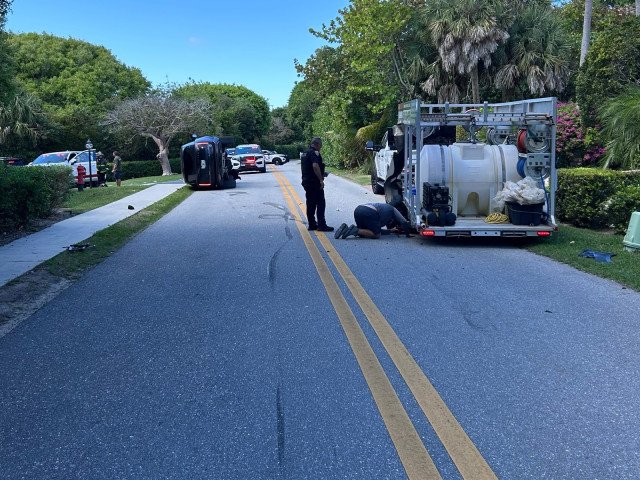 Un articol de presă: Tiger Woods, arestat după un accident auto în Florida; a refuzat testul de urină Celebrul jucător de golf Tiger Woods a fost arestat vineri, în urma unui accident rutier în apropierea locuinței sale din Jupiter Island, Florida