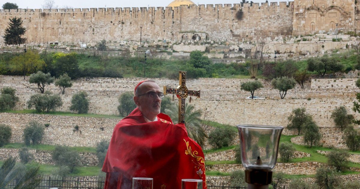 Netanyahu autorizează accesul patriarhului latin la Biserica Sfântului Mormânt după incidentul de Florii Premierul israelian Benjamin Netanyahu a intervenit pentru a asigura accesul imediat al patriarhului latin al Ierusalimului la Biserica Sfântului Mormânt, după ce acesta a fost inițial împiedicat să participe la slujba de Duminica Floriilor