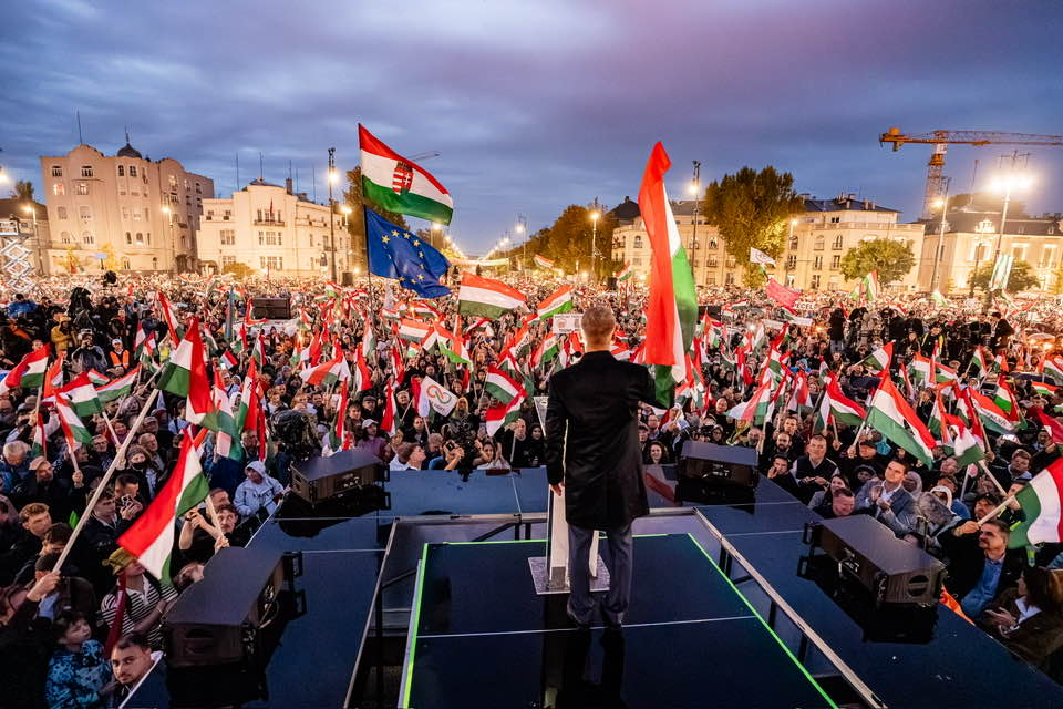 Mii de oameni au protestat la Budapesta, contestând guvernul condus de Viktor Orbán Un marș masiv, intitulat ”Cel mai Mare Marș Național”, a adunat sute de mii de oameni pe străzile Budapestei, duminică