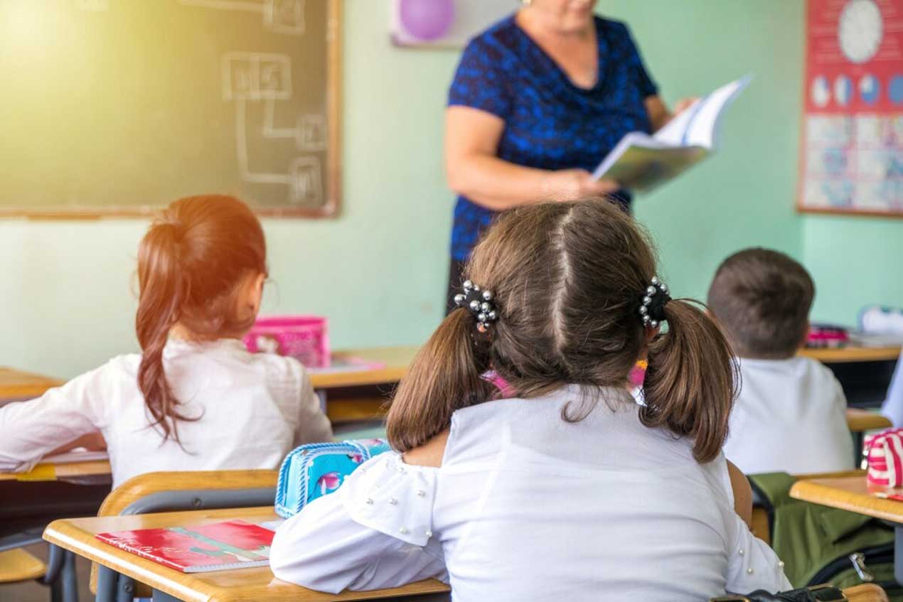 Elevii cu cerințe educaționale speciale ar putea primi masă caldă în loc de bani: Senatul a aprobat proiectul, dar decizia finală rămâne la Camera Deputaților Senatul a adoptat un proiect de lege care modifică modalitatea de acordare a alocației zilnice de hrană pentru elevii cu cerințe educaționale speciale (CES)