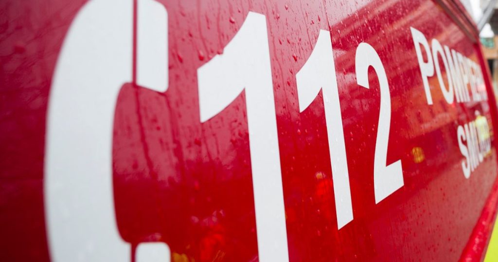 Incendiu violent lângă Arad: Două persoane, rănite și transportate la spital Un microbuz a fost cuprins de flăcări duminică seară lângă șoseaua de centură a municipiului Arad, în apropierea pasajului CET