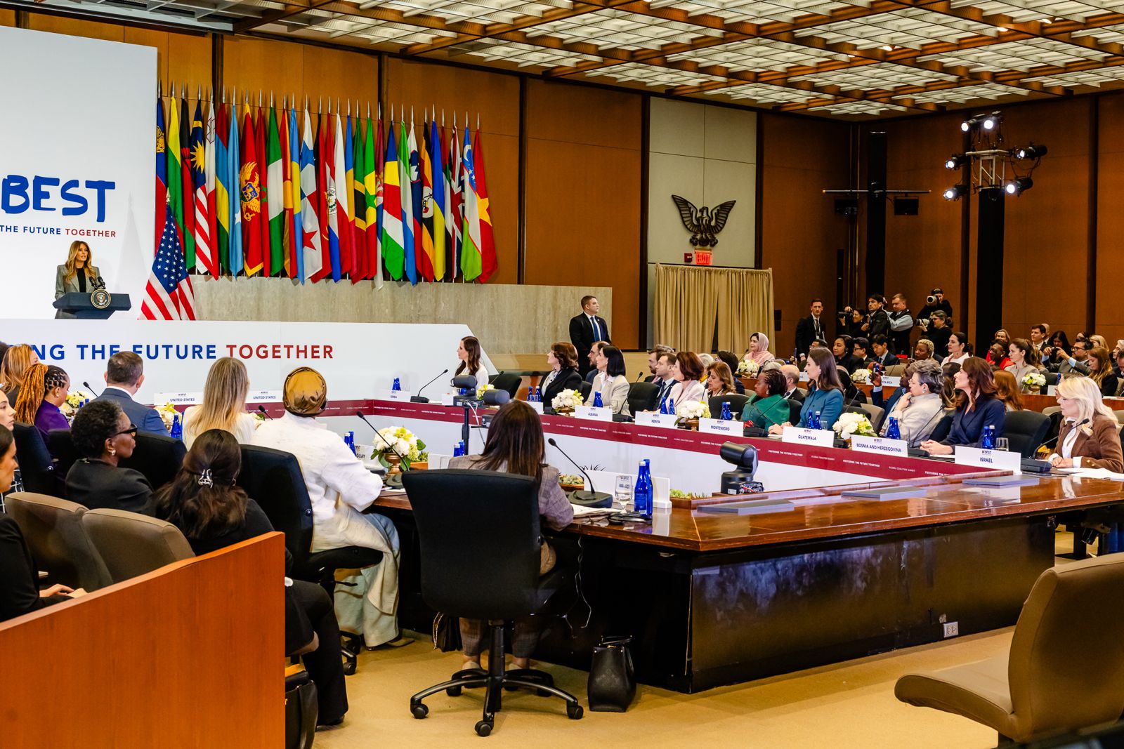 Mirabela Grădinaru, partenera lui Nicușor Dan, la un summit global dedicat educației digitale Mirabela Grădinaru, partenera de viață a primarului general al Capitalei, Nicușor Dan, participă la summitul inaugural al unei coaliții globale dedicate educației digitale a copiilor