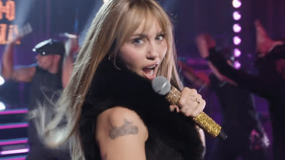 Miley Cyrus, show incendiar cu invitați surpriză