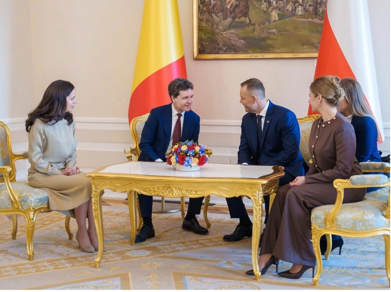 Ținuta Mirabelei Grădinaru, lăudată după vizita oficială în Polonia; comparații cu Kate Middleton Mirabela Grădinaru, soția oficialului român, a atras atenția prin ținuta aleasă pentru vizita de stat în Polonia