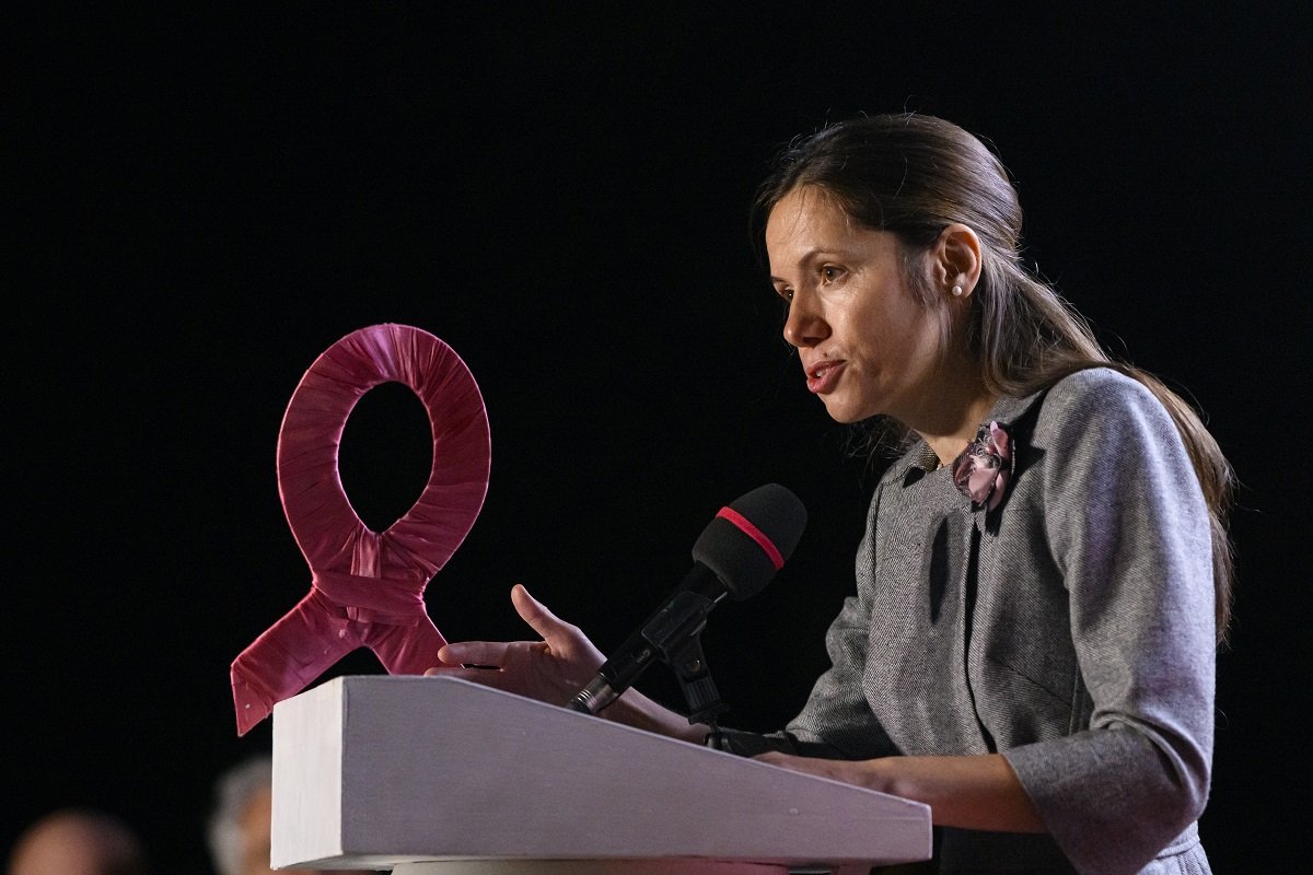 Mirabela Grădinaru, ambasadoarea eleganței românești la Casa Albă Mirabela Grădinaru, prezentă la Summitul „Pregătind viitorul împreună” organizat la Casa Albă, la invitația Primei Doamne a Statelor Unite, Melania Trump, a purtat ținute semnate de designerul român Irina Schrotter