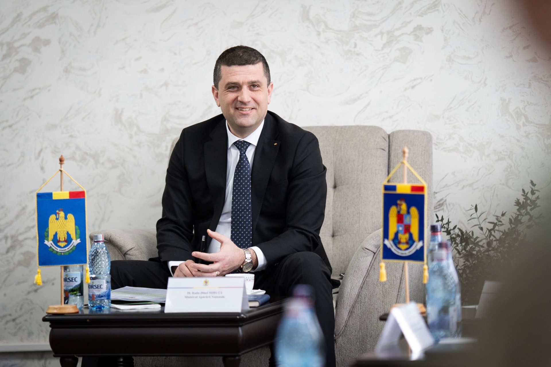 Miruță cere transparență sectorului privat în contextul colaborării pentru proiectele SAFE Ministrul Apărării Naționale, Radu Miruță, a declarat marți că guvernul dorește o colaborare echitabilă și transparentă cu sectorul privat