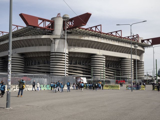Scandal de corupție în Italia: Achiziția stadionului San Siro, sub lupa anchetei Un scandal de proporții zguduie fotbalul italian, după ce nouă persoane au fost puse sub acuzare într-o anchetă de corupție legată de achiziția stadionului San Siro