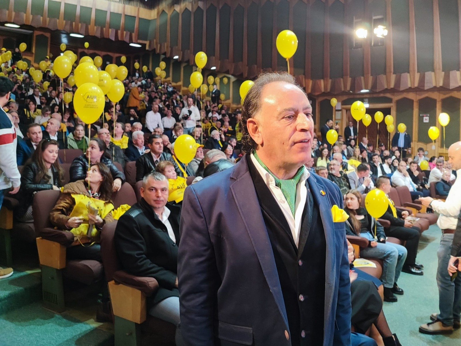 Murad respinge zvonurile privind plecarea din AUR, dar recunoaște discuții cu conducerea Deputatul AUR de Constanța și omul de afaceri Mohammad Murad a dezmințit, miercuri, informațiile apărute în spațiul public despre o posibilă plecare din partidul condus de George Simion