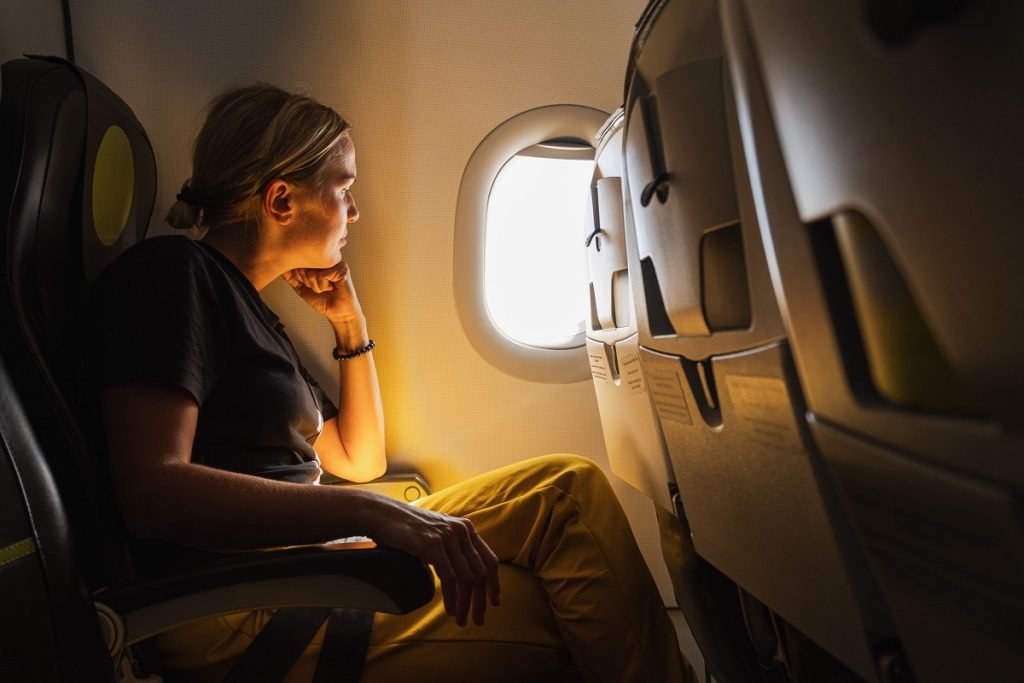 De ce ferestrele avioanelor nu sunt aliniate cu scaunele: explicația surprinzătoare Un aspect aparent minor al călătoriilor cu avionul, dar care stârnește deseori curiozitatea pasagerilor, este decalajul dintre poziția ferestrelor și a scaunelor