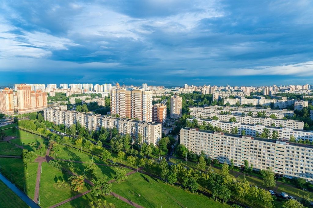 Visul românilor de a avea o locuință se estompează: Chiria, o soluție preferată în fața prețurilor ridicate Accesul la proprietate imobiliară devine o provocare tot mai mare pentru mulți români, pe fondul creșterii prețurilor și al stagnării veniturilor