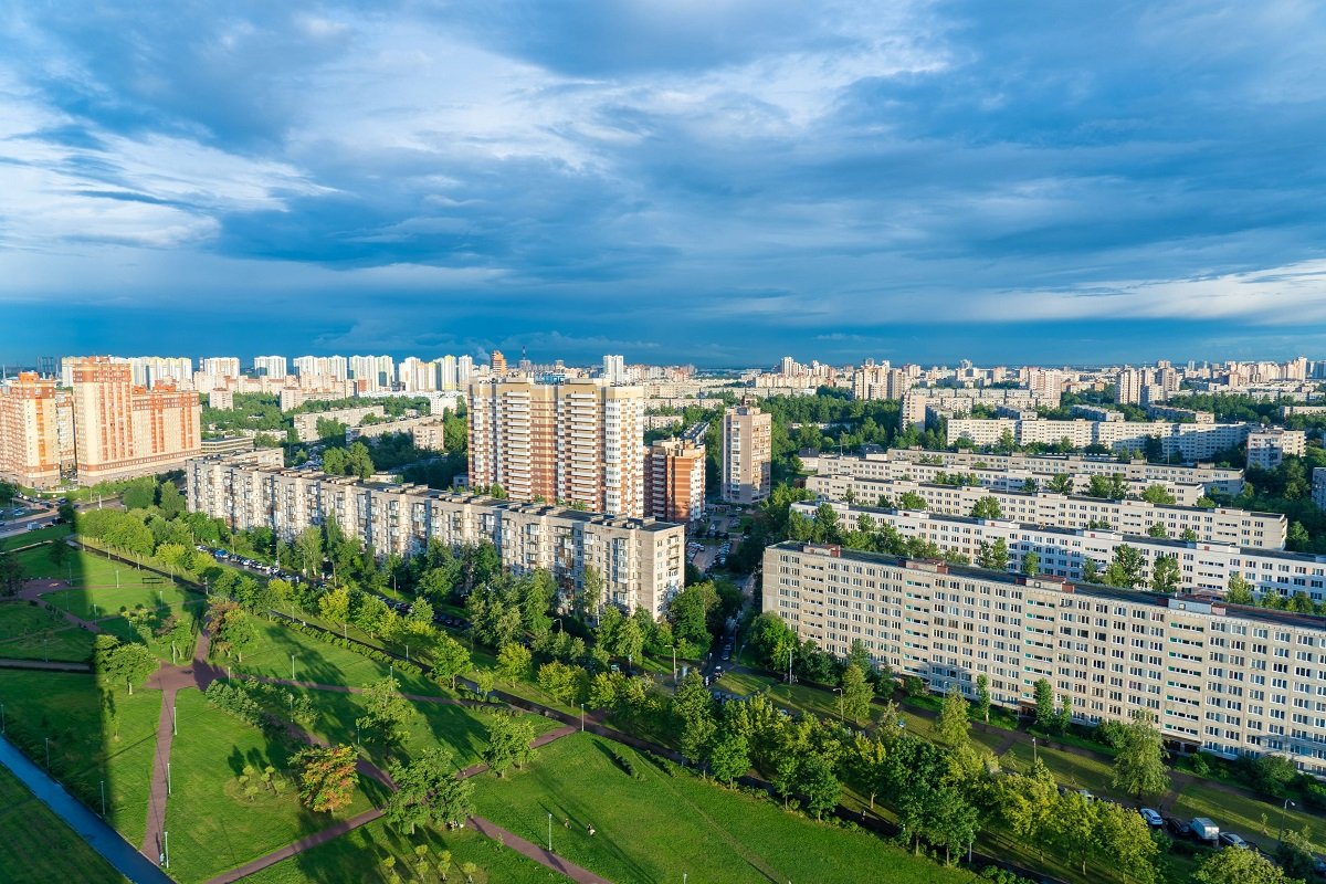 Visul românilor de a avea o locuință se estompează: Chiria, o soluție preferată în fața prețurilor ridicate Accesul la proprietate imobiliară devine o provocare tot mai mare pentru mulți români, pe fondul creșterii prețurilor și al stagnării veniturilor