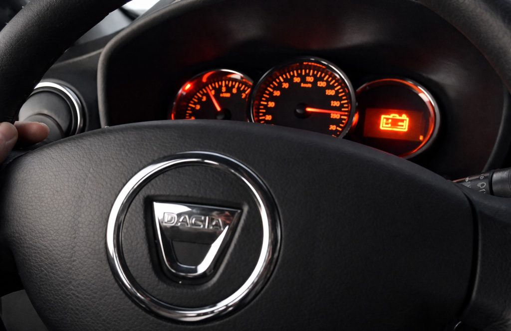 Atenție la martorul bateriei în bord: De ce este crucial să oprești mașina imediat Aprinderea martorului bateriei în bordul mașinii în timpul mersului este un semnal de alarmă care nu trebuie ignorat