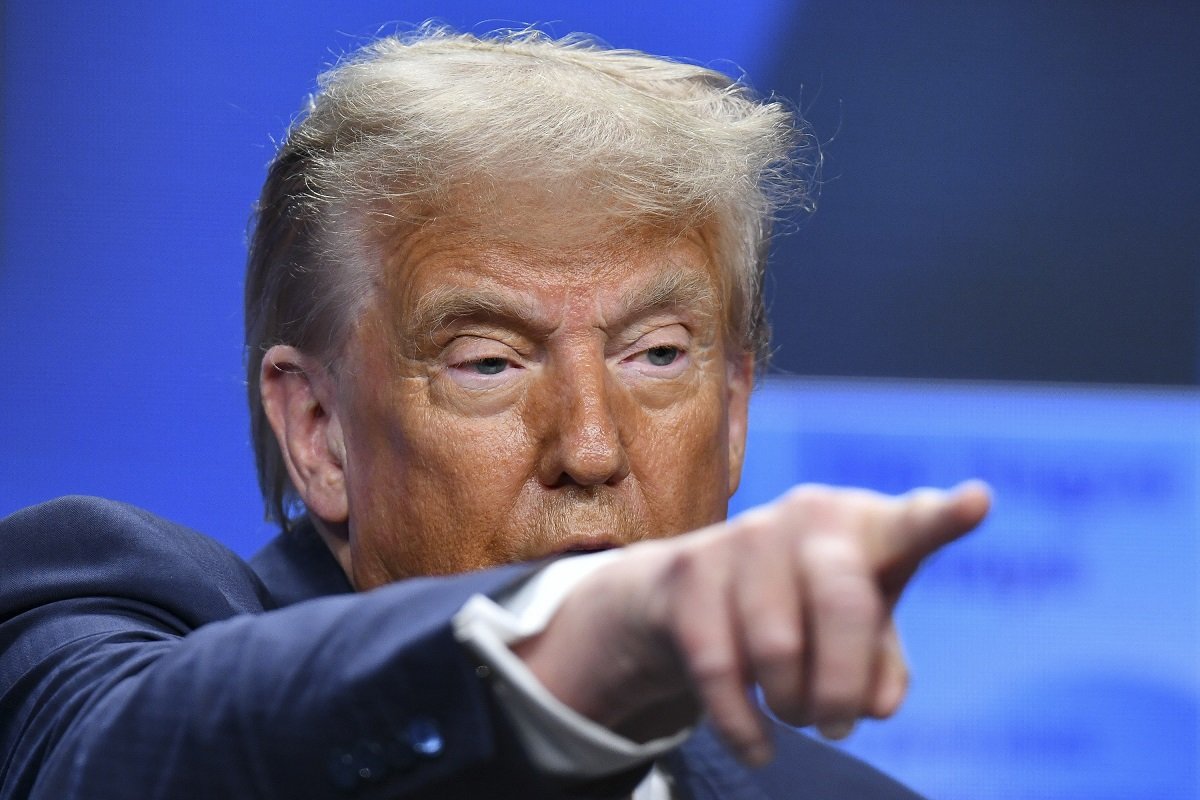 Trump avertizează Iranul: Noul lider trebuie să obțină aprobarea SUA Fostul președinte american Donald Trump a sugerat duminică, într-un interviu acordat ABC News, că viitorul lider suprem al Iranului va avea nevoie de aprobarea Statelor Unite pentru a-și menține poziția