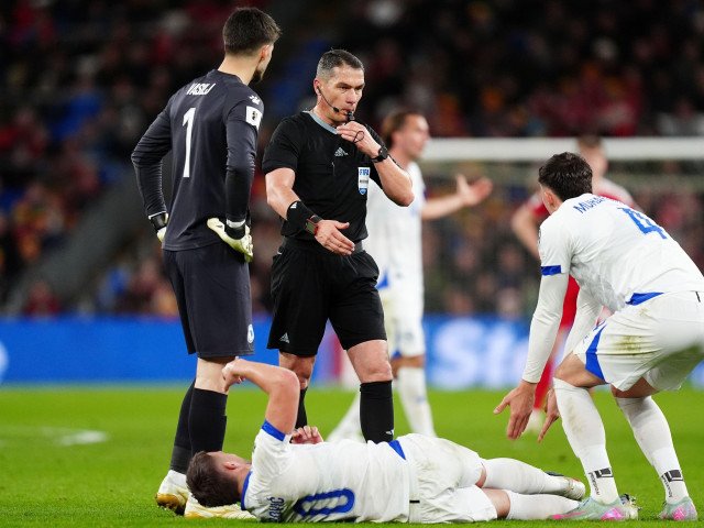 Kovacs, în prim-plan la Cardiff: Bosnia merge mai departe la penalty-uri Arbitrul român Istvan Kovacs a fost centralul meciului tensionat dintre Țara Galilor și Bosnia, disputat la Cardiff, încheiat cu scorul de 1-1 (2-4 după loviturile de departajare)