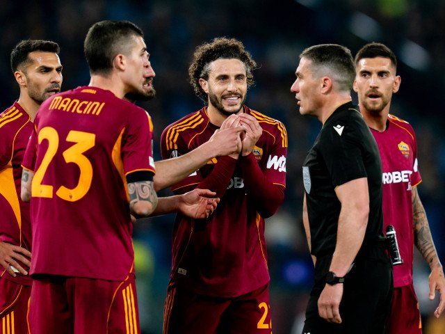 Kovacs, protagonistul unui meci tensionat în europa league: nouă cartonașe galbene și două penalty-uri Arbitrul român Istvan Kovacs a fost în centrul atenției joi seară, în cadrul meciului din Europa League dintre două echipe europene de renume