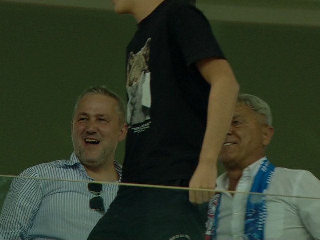 Mihai Rotaru, prezent la meciul Universității Craiova Mihai Rotaru, acționarul majoritar al Universității Craiova, a revenit pe stadion pentru a susține echipa, după o perioadă de absență