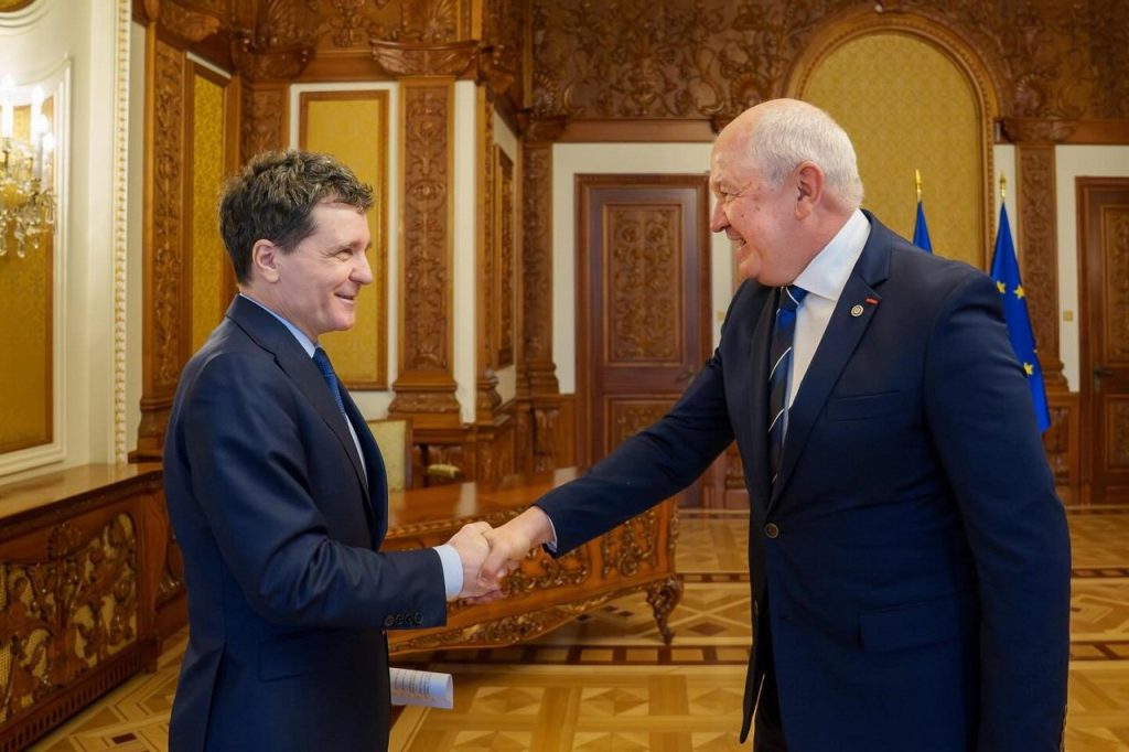 Dan reconfirmă sprijinul României pentru Republica Moldova în discuțiile cu premierul Munteanu Bucureștiul își reiterează angajamentul de susținere a Republicii Moldova, a transmis marți președintele României, Nicușor Dan, după o întâlnire cu premierul de la Chișinău, Alexandru Munteanu