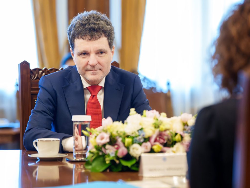 Nicușor Dan amână numirea șefilor serviciilor secrete Primarul General al Capitalei, Nicușor Dan, a anunțat că discuțiile privind numirea șefilor serviciilor de informații vor avea loc „la momentul potrivit”