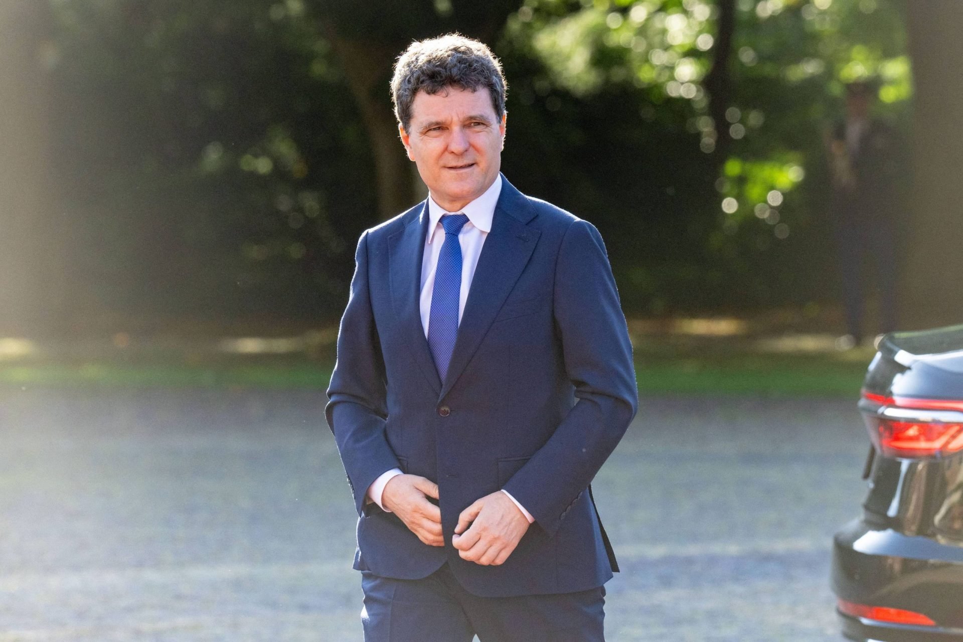 Nicușor Dan: Economii la deplasările externe, contrast față de mandatele anterioare Administrația prezidențială, condusă în prezent de Nicușor Dan, a adoptat o serie de măsuri menite să reducă semnificativ costurile deplasărilor externe, marcând o schimbare notabilă față de practicile din trecut