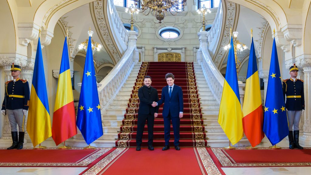 România și Ucraina, parteneriat strategic consolidat la Cotroceni Președintele României, Klaus Iohannis, și omologul său ucrainean, Volodimir Zelenski, au semnat joi, la Palatul Cotroceni, o declarație comună privind parteneriatul strategic dintre cele două state
