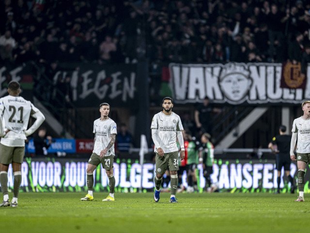 PSV Eindhoven, cu Dennis Man marcator, eliminată surprinzător din Cupa Olandei PSV Eindhoven, echipa olandeză la care evoluează atacantul român Dennis Man, a fost eliminată surprinzător din Cupa Olandei, miercuri seară