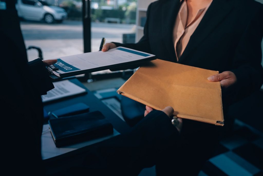 Primăriile primesc acces la datele notariale despre bunurile vândute de cetățeni Începând cu 25 februarie 2026, autoritățile locale din România au acces la informațiile despre casele, terenurile și autovehiculele vândute de persoane fizice