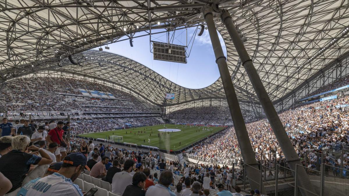 Marseille, sub presiune: Fanii își exprimă nemulțumirea printr-un protest inedit Marseille – Atmosfera pe stadionul Vélodrome este tensionată