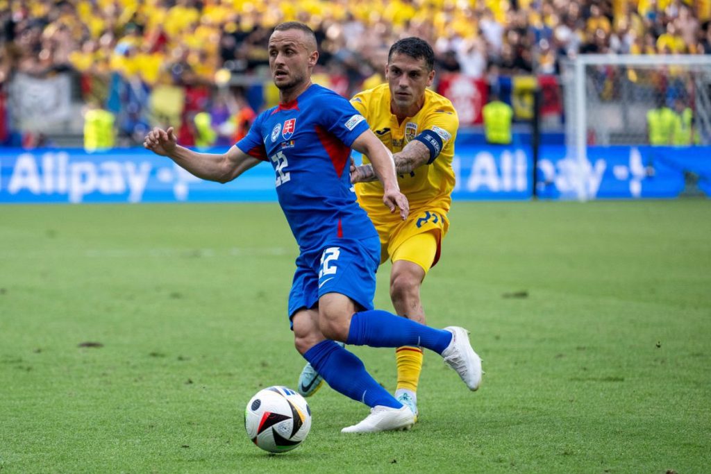 Calzona previne România: „Trebuie să respectăm oamenii de pe stadion” Selecționerul Slovaciei, Francesco Calzona, a ținut un discurs ferm înainte de amicalul cu România, programat pe 31 martie