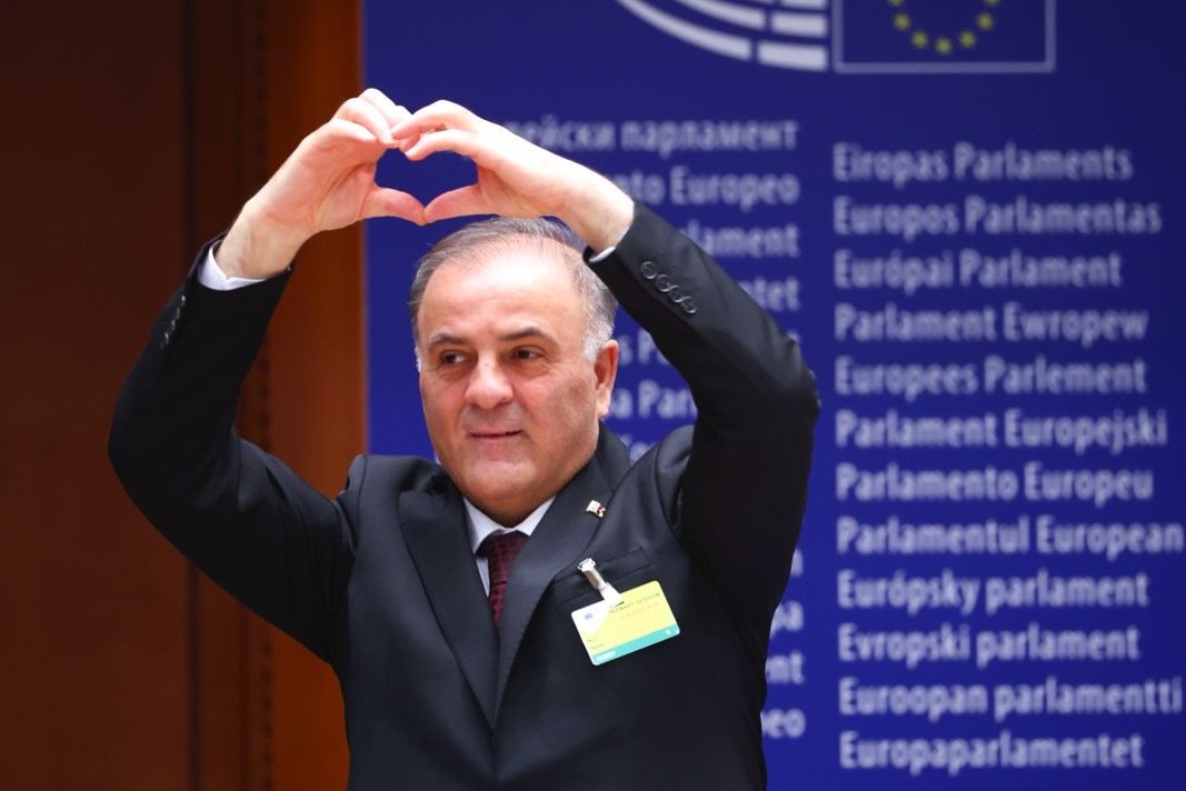 Europa, acuzată că închide ochii la regresul democratic din Turcia Primarul interimar al Istanbulului, Nuri Aslan, a lansat un atac dur la adresa Europei, acuzând-o că ignoră regresul democratic din Turcia din motive pragmatice