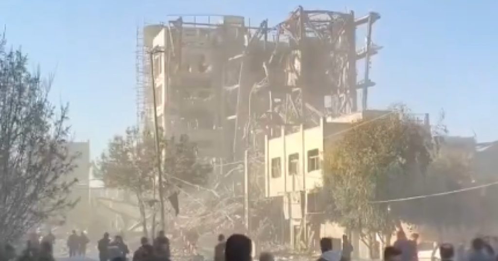 Atac aerian în Iran: Clădirea Adunării Experților, responsabilă de alegerea liderului suprem, distrusă Un atac aerian coordonat de Israel și Statele Unite a vizat și distrus o clădire importantă din orașul Qom, Iran, afirmă surse de presă iraniene