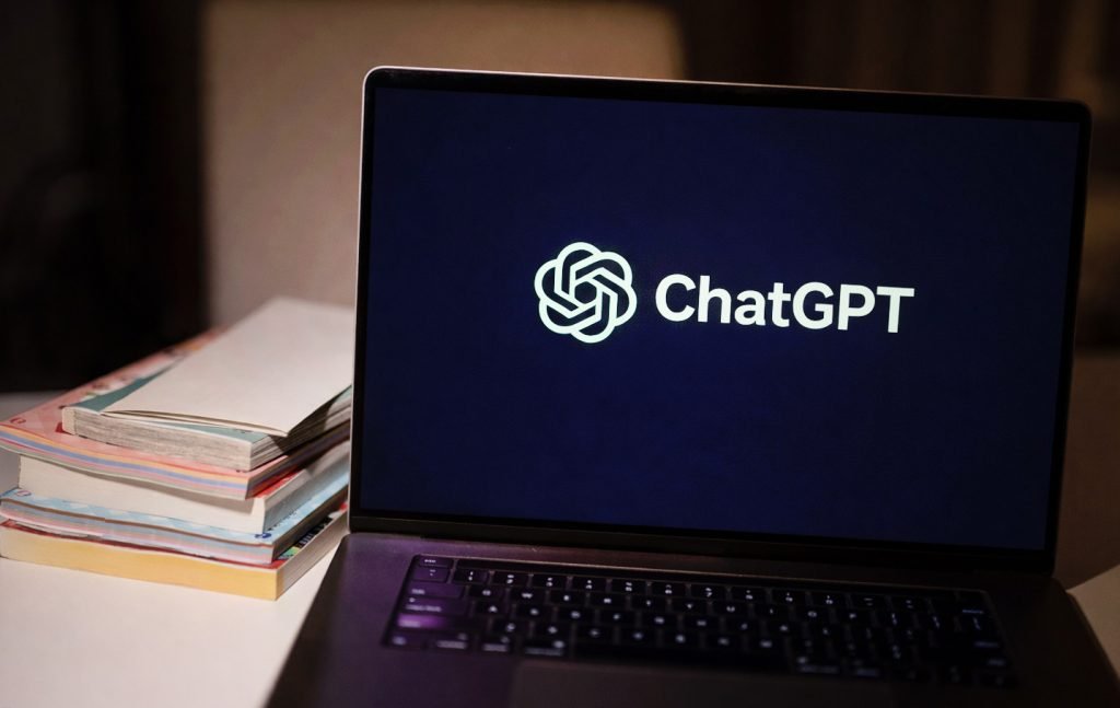 OpenAI se reorganizează pentru a face față concurenței și a simplifica experiența utilizatorilor Compania OpenAI, cunoscută pentru dezvoltarea modelului lingvistic vast ChatGPT, pare să își recalibreze strategia pentru a se concentra pe produsele sale principale și pentru a simplifica experiența utilizatorilor