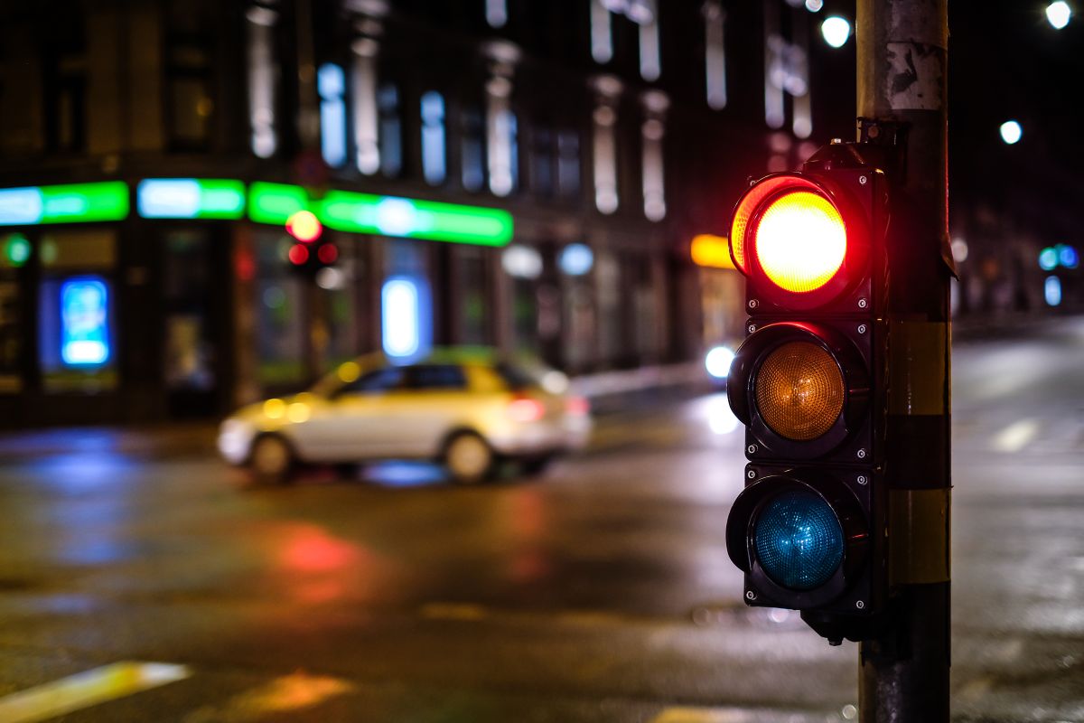Viteză excesivă: Semaforul trece pe roșu automat