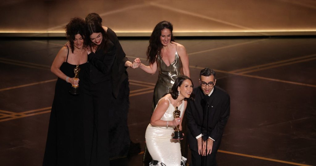 O seară atipică la Oscar: două filme împart premiul pentru cel mai bun scurtmetraj În cadrul celei de-a 98-a ediții a premiilor Oscar, o surpriză de proporții a marcat ceremonia: pentru a șaptea oară în istoria prestigioaselor trofee, doi câștigători au împărțit premiul pentru cel mai bun scurtmetraj live-action