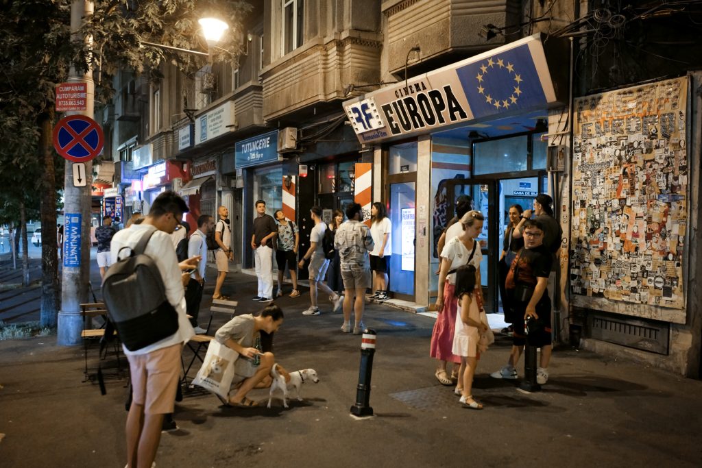 Filme românești la cinema europa: „filantropica”, „cravata galbenă” și „două lozuri”