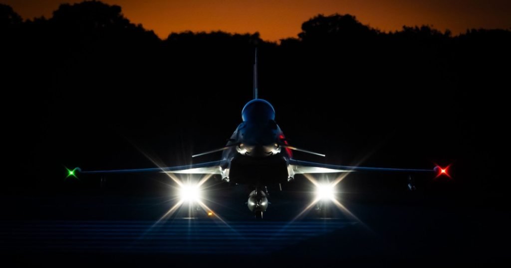 Bubuituri misterioase au speriat locuitorii din Vâlcea și Argeș: avioane militare, explicația oficială Panica s-a instalat joi seara în mai multe localități din județele Vâlcea și Argeș, după ce locuitorii au auzit bubuituri puternice, care au generat îngrijorare