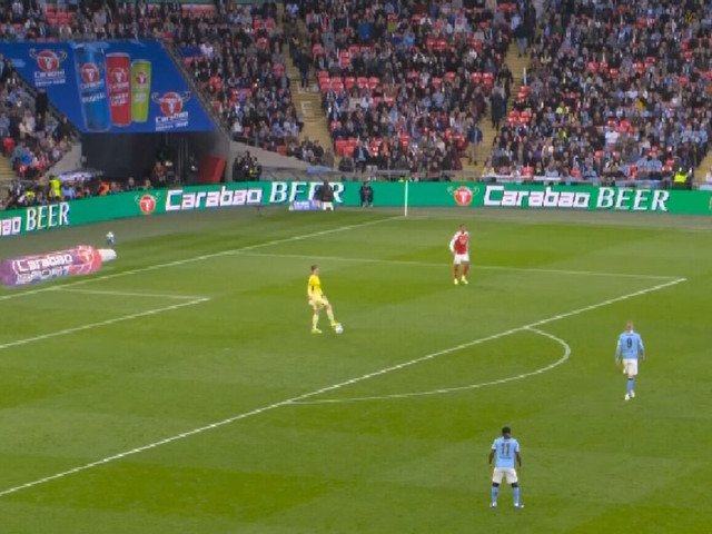 Reacție vehementă după un gest neașteptat în fața a 90.000 de spectatori Un eveniment recent a stârnit controverse și reacții aprinse în rândul publicului, după ce o apariție neașteptată a fost remarcată în cadrul unui spectacol cu peste 90.000 de participanți