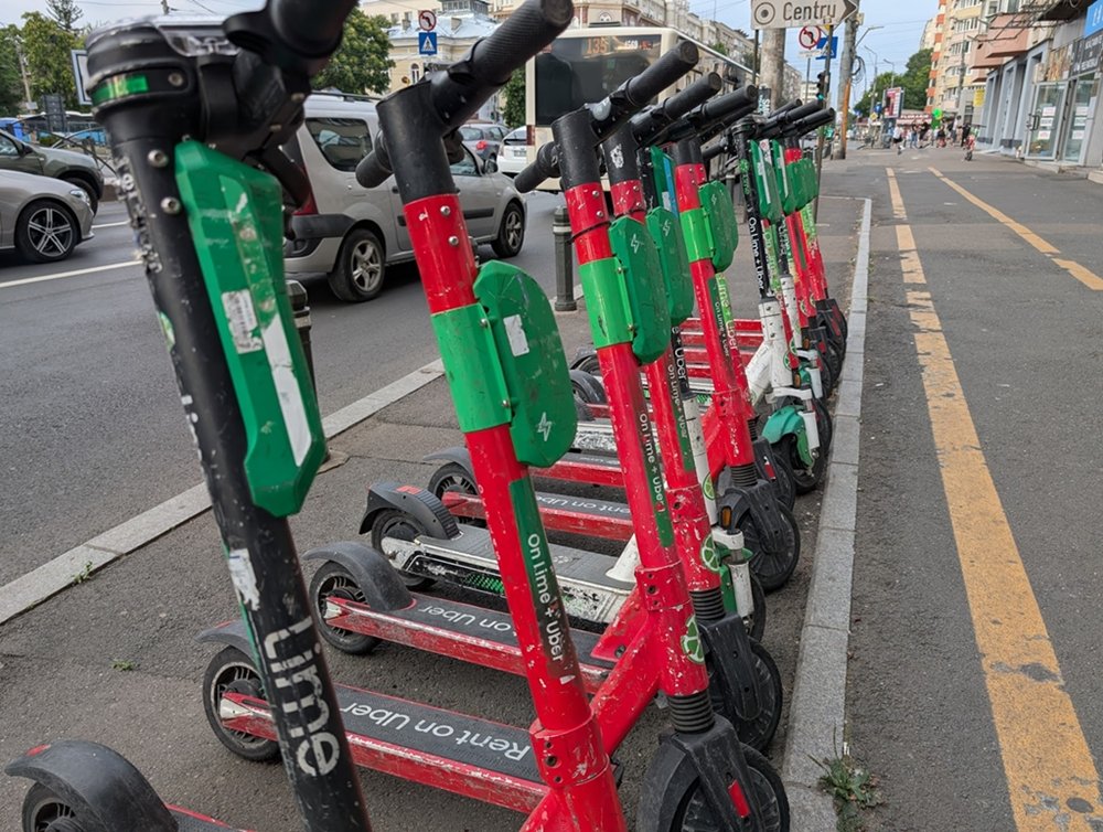 Italia impune înmatricularea obligatorie pentru trotinetele electrice Începând cu 16 mai 2026, toți proprietarii de trotinete electrice din Italia vor fi obligați să le înregistreze și să afișeze plăcuțe de înmatriculare