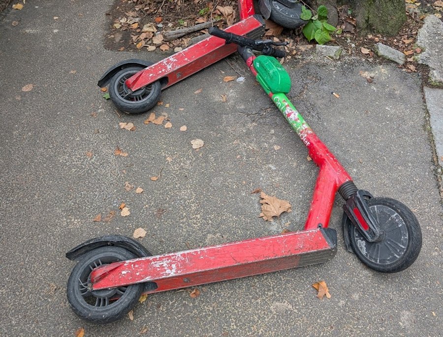 Numărul accidentelor cu trotinete electrice crește, victimele fiind preponderent tineri Peste 2.700 de persoane au fost spitalizate în 2025 în urma unor accidente în care au fost implicate trotinete electrice, potrivit datelor furnizate de ministrul Sănătății, Alexandru Rogobete