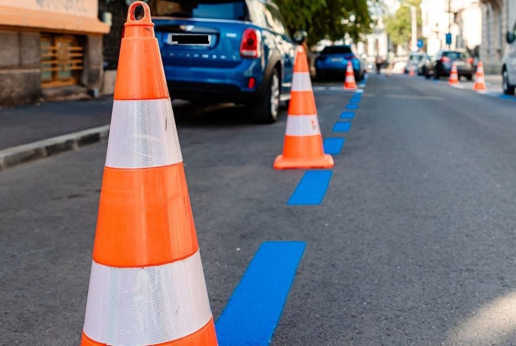 Parcarea gratuită pentru electrice ar putea dispărea în București Bucureștenii posesori de mașini electrice și hibride se pregătesc să piardă un beneficiu de care au profitat timp de un deceniu