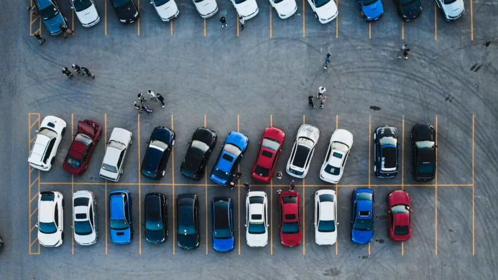 Primăria Capitalei vrea să pună punct parcărilor gratuite pentru jurnaliști Primăria Capitalei intenționează să elimine facilitățile de parcare gratuită de care beneficiază angajații instituțiilor de presă, proiectul de hotărâre fiind în dezbatere publică de la sfârșitul lunii martie