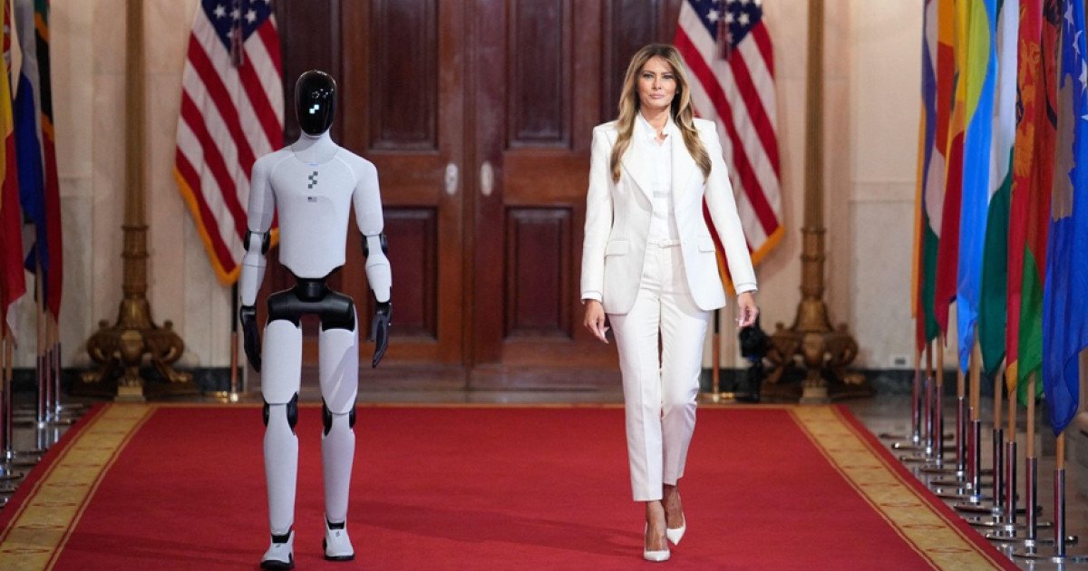 Melania Trump și un robot umanoid, o premieră la Casa Albă Washingtonul a fost scena unei apariții neobișnuite