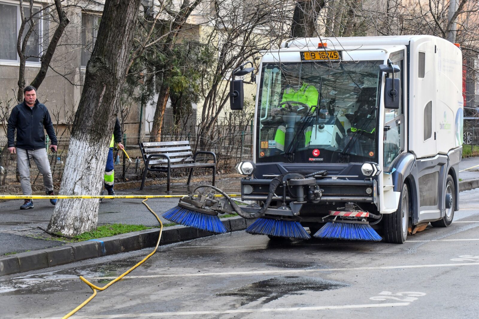 Curățenie generală în Sectorul 6: Echipele de salubrizare intervin săptămâna aceasta în Giulești Primăria Sectorului 6 continuă acțiunea de curățenie de primăvară, cu echipe de muncitori mobilizate în cartierul Giulești