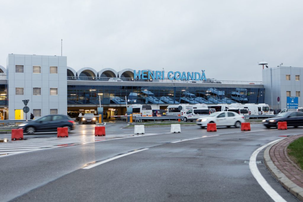 Noua legătură rutieră spre aeroportul Otopeni, gata în 2029: investiție de peste 400 de milioane de lei Compania Națională de Investiții Rutiere a transmis documentația pentru licitația privind construcția unei noi legături rutiere care va facilita accesul către Aeroportul Internațional Henri Coandă din Otopeni