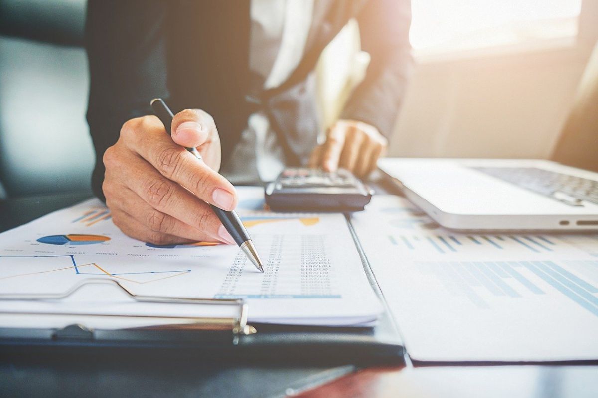 Pensionarii cu pensii speciale, afectați de posibile schimbări privind cumulul pensiei cu salariul Guvernul ia în calcul modificarea legislației privind cumulul pensiei cu salariul pentru angajații din sectorul public, o măsură care ar afecta în special pensionarii cu pensii speciale