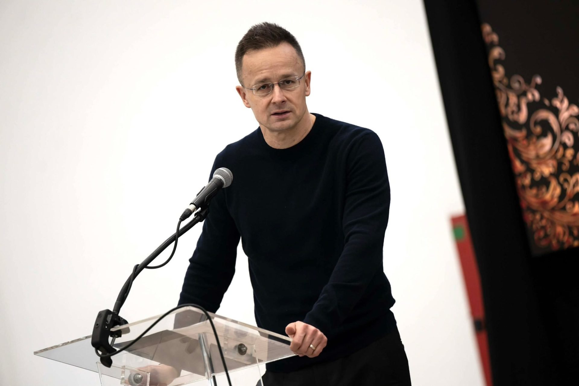 Szijjártó confirmă contactele regulate cu Lavrov, alimentând controversele Ministrul de Externe al Ungariei, Péter Szijjártó, a confirmat că menține contacte regulate cu omologul său rus, Serghei Lavrov