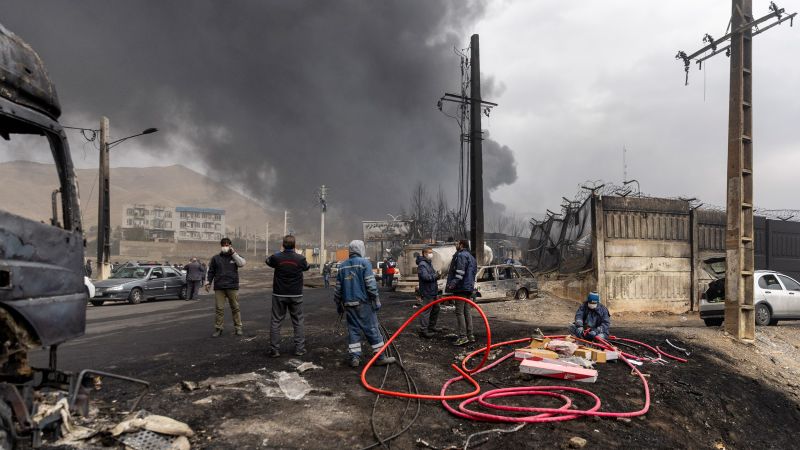 Escaladare violentă în Orientul Mijlociu: Iranul intensifică atacurile, statele din Golf ripostează Conflictele din Orientul Mijlociu au escaladat dramatic joi dimineață, Iranul amplificând atacurile asupra instalațiilor petroliere și a navelor din Golf