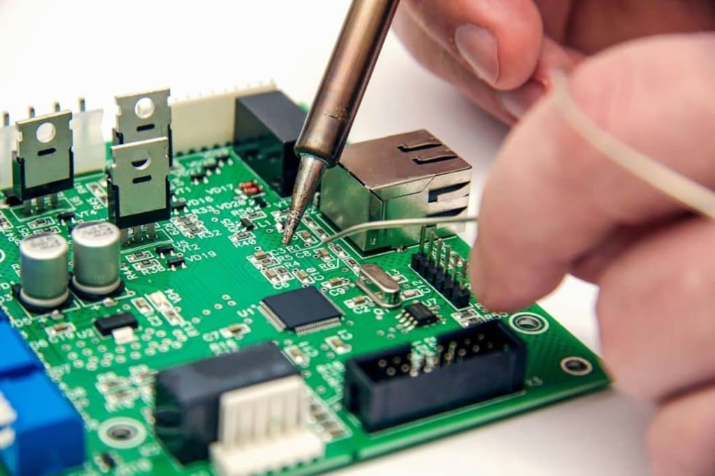 Criza plăcilor de bază amenință industria tech: Întârzieri de livrare și prețuri mai mari Industria de tehnologie se confruntă cu o nouă provocare majoră: criza aprovizionării cu plăci de circuit imprimat (PCB-uri), componente esențiale pentru fabricarea dispozitivelor electronice