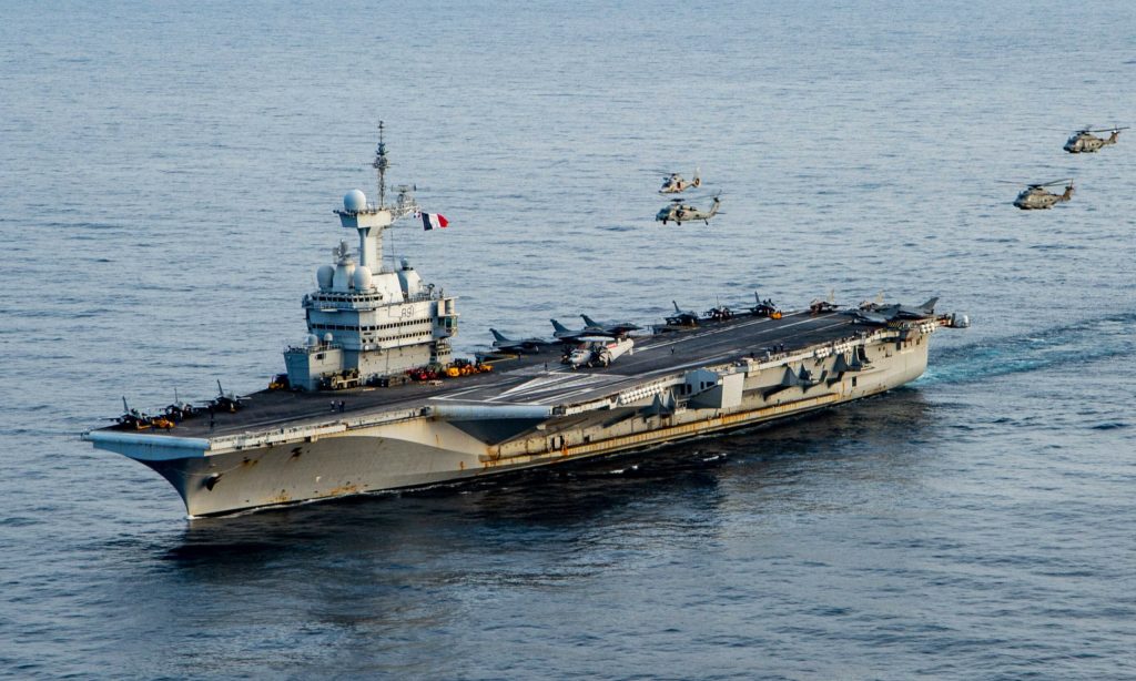 O cursă pe punte, o breșă de securitate: Cum o aplicație de fitness a dezvăluit poziția unei nave militare franceze Un ofițer francez a transformat o banală alergare pe puntea unui portavion într-o potențială breșă de securitate, dezvăluind, fără intenție, poziția exactă a navei militare în Marea Mediterană
