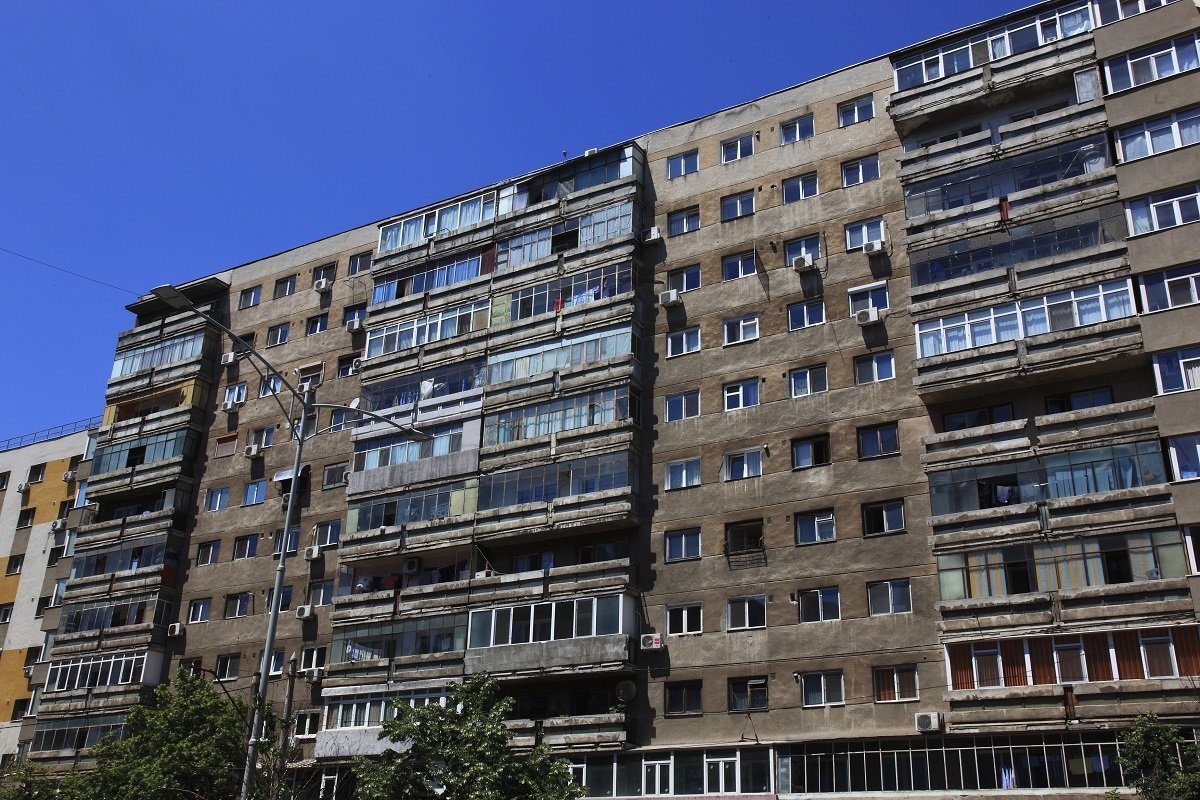 Poți cumpăra uscătorul de pe palier, dar cu respectarea unor reguli stricte Un locatar care dorește să achiziționeze un uscător de pe palierul blocului nu o poate face pur și simplu, fără acordul celorlalți proprietari