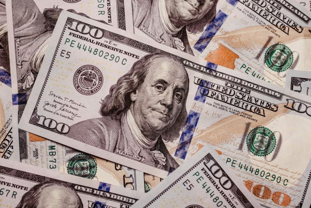 Trump semnează bancnotele noi din SUA: O premieră istorică